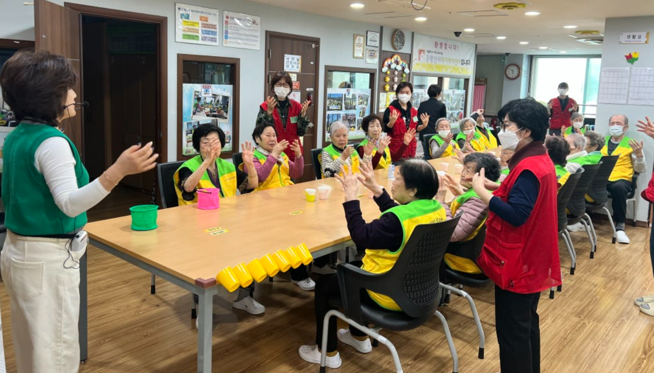 은평신사데이케어센터, 어르신 활력 증진 위한 ‘맞춤형 레크리에이션’ 프로그램 진...